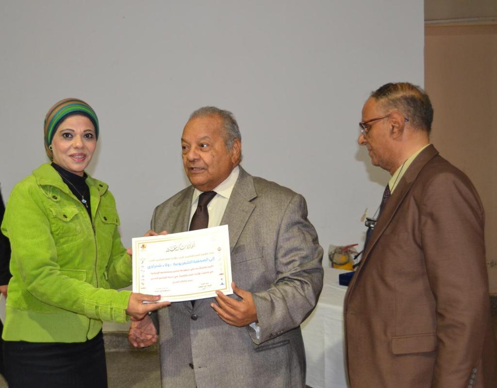 كلية التجارة جامعة القاهرة تكرم رئيس إتحاد المنتجين