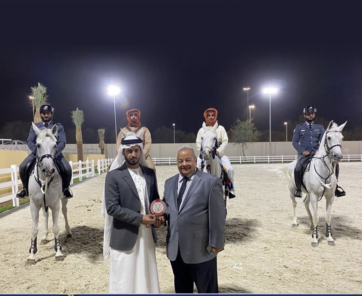الشيخ زايد بن حمد يكرم أبوذكري مؤسس مجلة شرطة الامارات ورئيس تحريرها
