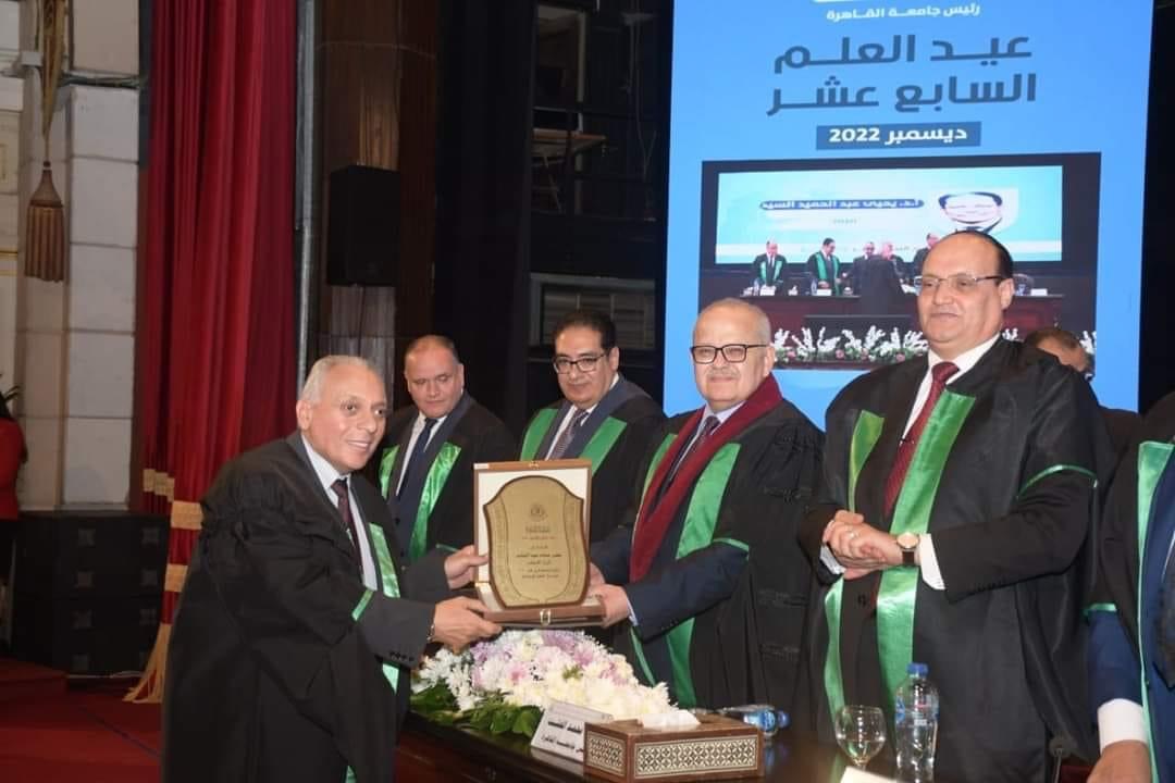 المنتجين العرب يهنؤون الدكتور حسن مكاوي علي منحه جائزة الجامعة للتميز