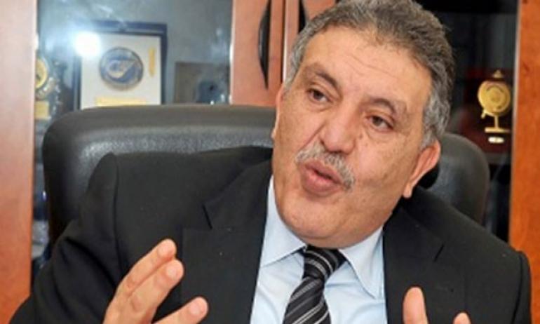 ابوذكري يقدم كرستالة الاتحاد العام تكريماً لمعالي السفير احمد رشيد خطابي