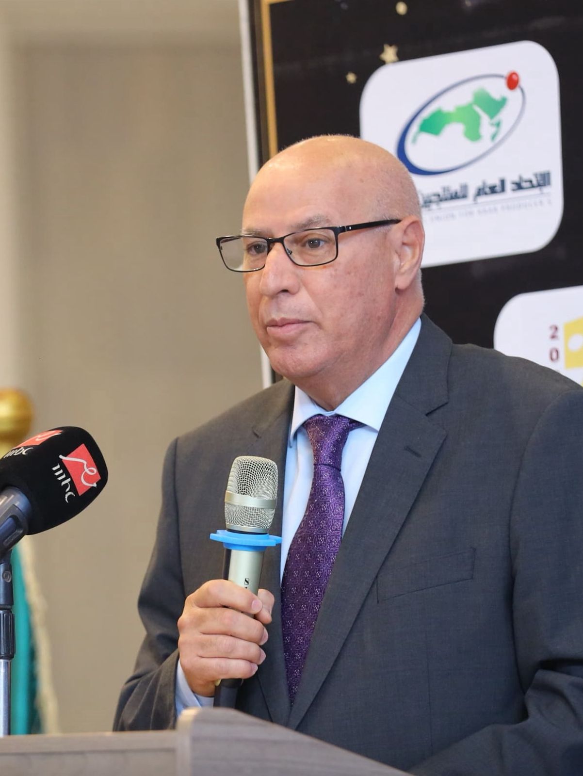 ابوذكري يقدم كرستالة الاتحاد العام تكريماً لمعالي السفير احمد رشيد خطابي