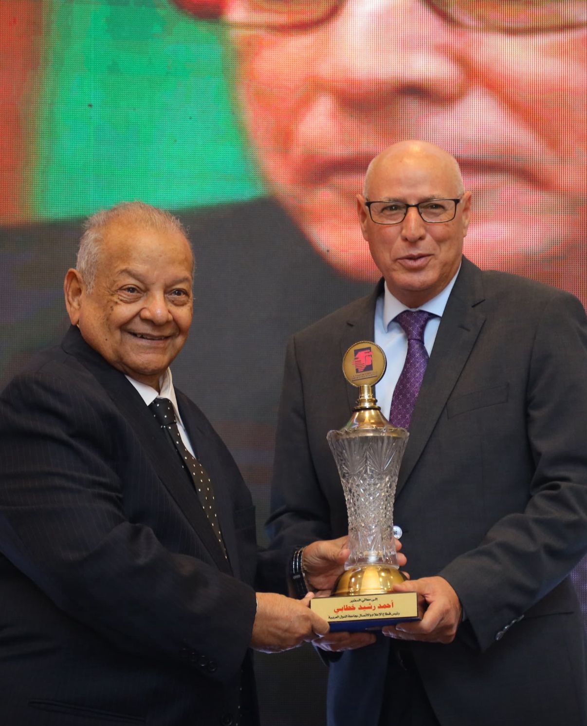 ابوذكري يقدم كرستالة الاتحاد العام تكريماً لمعالي السفير احمد رشيد خطابي